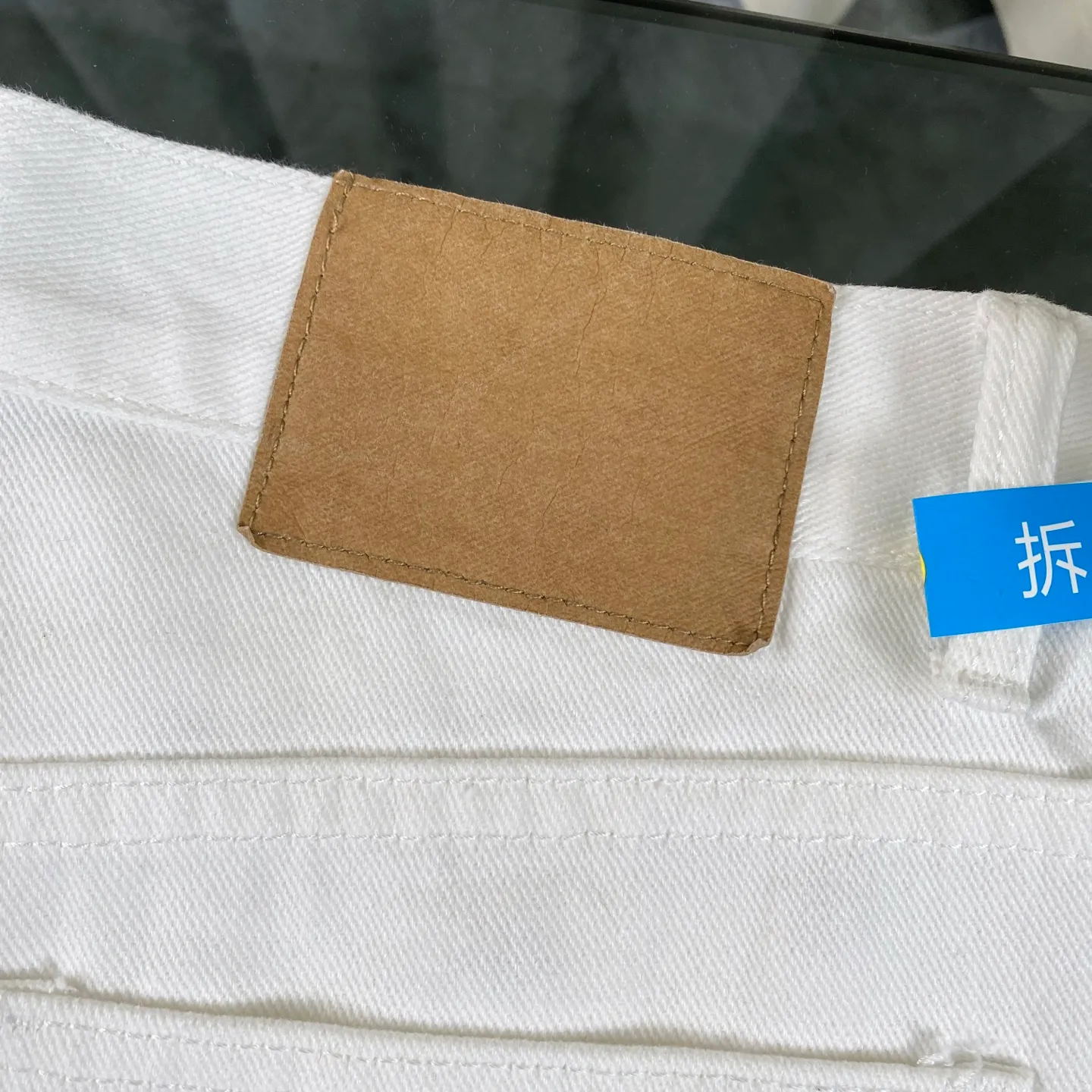 P240 chrome hearts Chrome Hearts 2025 new London limited apple green cross patch leather white jeans vi Top heavy industry fashionable design] Consistent high street luxury style creation. Speaking of this style, the Zangyin family and GU family are definitely the leading representative brands. Especially the Zangyin family has really achieved a state-of-the-art effect in creating high street style. The unique washed material is used to create this style. The color system is quite eye-catching. After it is decorated with patchwork cross flowers, it cleverly highlights the charm of the brand. Secondly, this style uses classic The classic high-waist cutting design highlights the long legs and fashionable temperament of the upper body. The brand is highly recognizable and the slim fit configuration is more suitable for daily wear. It is a product that interprets personality, fashion, and specifications at a glance. This single product is enough to make any fan excited. It can be a white T-shirt for youthful preppy style, or a tight suspender for lady style. It has strong matching ability and can be easily controlled by men.  [Materials and craftsmanship] Needless to say, this point goes without saying. As an excellent craftsman brand, Zangyin’s requirements for details and craftsmanship are really perfect. The washed color of this model has gone through so many processes, not to mention the embellishment of denim appliques. It is also purely hand-made and sewn. Just like what they believe in, only hand-made things have soul and have the meaning of wear. A top-notch heavy-duty fashionable denim item, I look forward to your perfect interpretation! !  Size:28-34